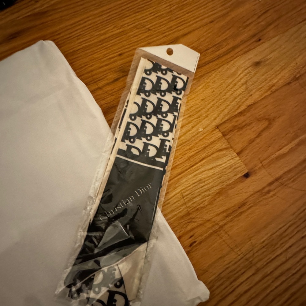 Dior Black and White Logo Scarf - Picture 4 of 7
